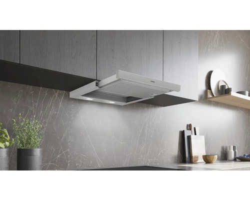 Scène de cuisine avec hotte aspirante sous un élément haut