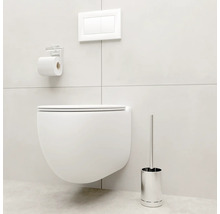 Wandhängendes WC mit Betätigungsplatte, Toilettenpapierhalter und Toilettenbürste in einem hellen Badezimmer.