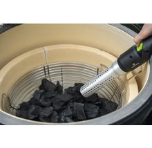 Anzünden von Holzkohle im Grill mit einem elektrischen Grillanzünder von Outdoorchef