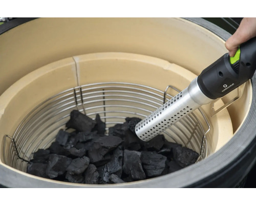 Anzünden von Holzkohle im Grill mit einem elektrischen Grillanzünder von Outdoorchef