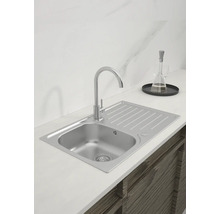 Edelstahlspüle mit Abtropffläche und Wasserhahn auf einer Küchentheke