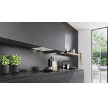 Moderne Küche mit dunklen Arbeitsplatten und Küchenschränken.