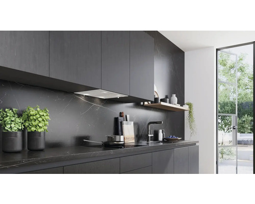 Moderne Küche mit dunklen Arbeitsplatten und Küchenschränken.