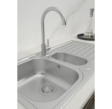 Spüle aus Edelstahl mit Wasserhahn
