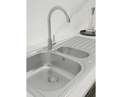 Spüle aus Edelstahl mit Wasserhahn