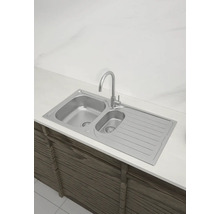 Spültisch aus Edelstahl mit Abtropffläche und Wasserhahn