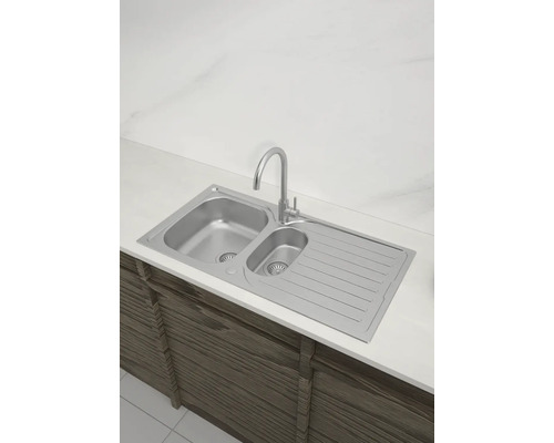 Spültisch aus Edelstahl mit Abtropffläche und Wasserhahn