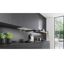 Moderne Küche mit Dunstabzugshaube, Spüle und Kochfeld in dunklem Design.