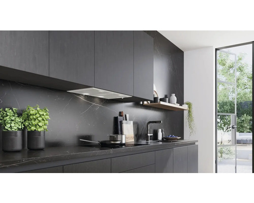 Moderne Küche mit Dunstabzugshaube, Spüle und Kochfeld in dunklem Design.