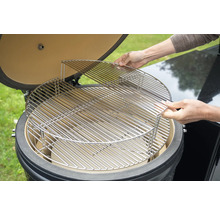 Grille en acier inoxydable avec deuxième niveau placée dans un gril en céramique