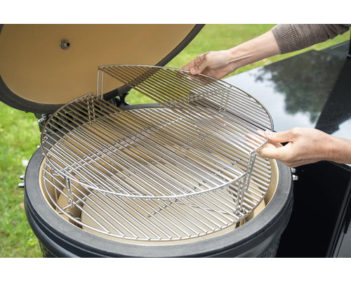 Grille en acier inoxydable avec deuxième niveau placée dans un gril en céramique