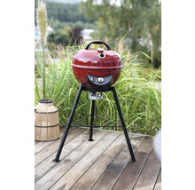 Kugelgrill auf einer Holzterrasse