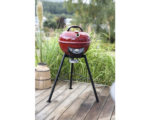 Kugelgrill auf einer Holzterrasse