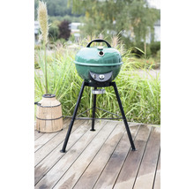 Grüner Kugelgrill auf einer Holzterrasse im Garten.