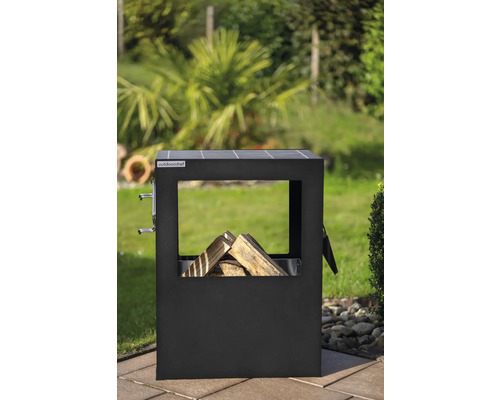 Outdoorküche mit Holzbefeuerung und Holz