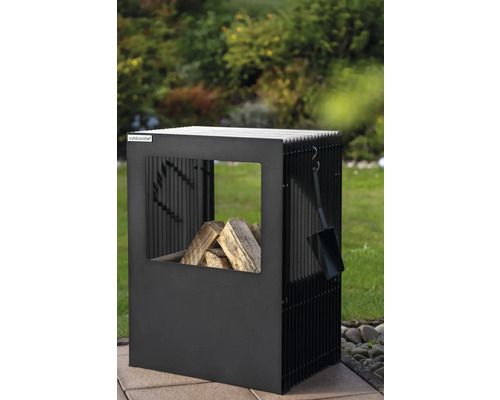 Outdoorchef Holzlager mit Schaufel im Garten