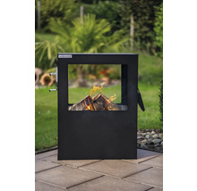 Outdoorchef Feuerstelle mit brennendem Holz im Garten