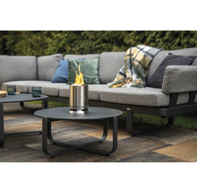 Szene mit Ethanol-Tischkamin, Couchgarnitur und Couchtischen im Garten.