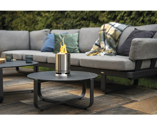 Szene mit Ethanol-Tischkamin, Couchgarnitur und Couchtischen im Garten.