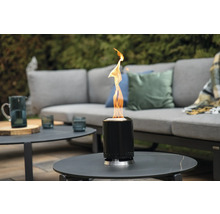 Cheminée de table à l'éthanol sur une table de jardin avec des meubles de salon à l'arrière-plan