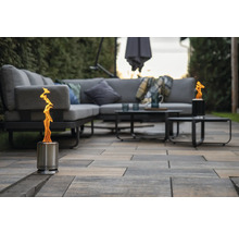 Scène extérieure avec mobilier de terrasse et deux foyers de table