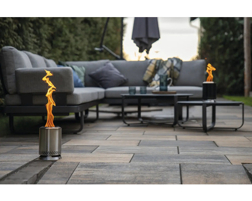 Scène extérieure avec mobilier de terrasse et deux foyers de table