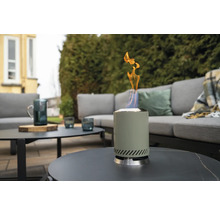 Cheminée de table avec flamme sur une table de jardin