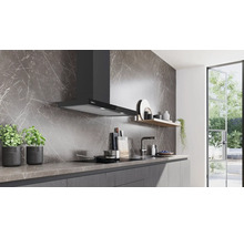 Moderne Küche mit Dunstabzugshaube, Spüle, Kochfeld und Arbeitsplatte