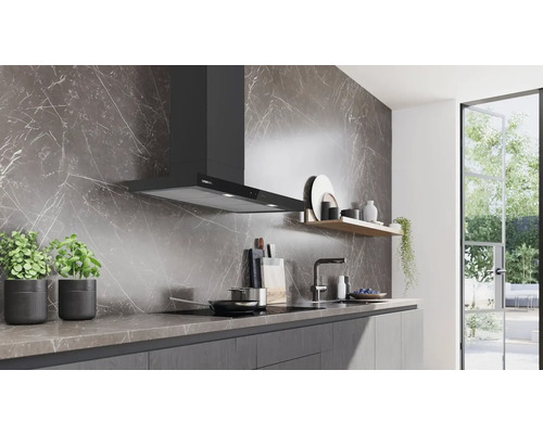 Moderne Küche mit Dunstabzugshaube, Spüle, Kochfeld und Arbeitsplatte