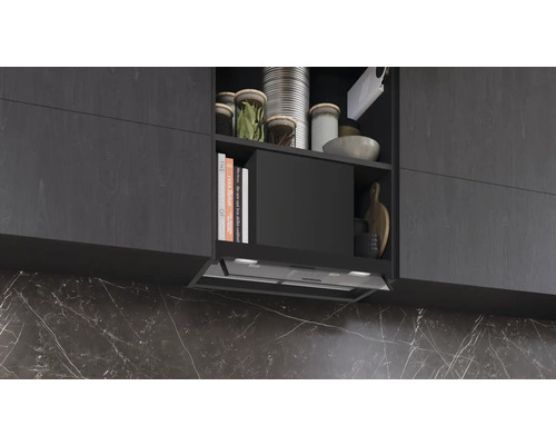 Küchenszene mit Dunstabzugshaube unter Hängeschrank