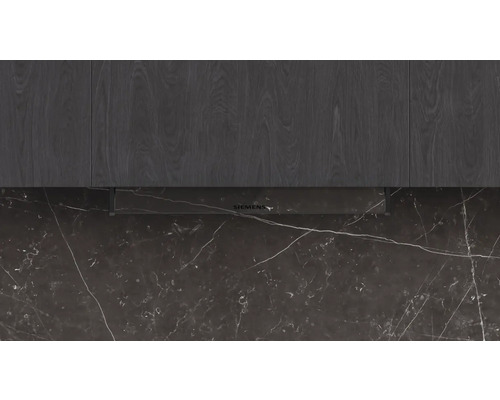 Siemens Logo auf Dunstabzugshaube unter einem Küchenschrank