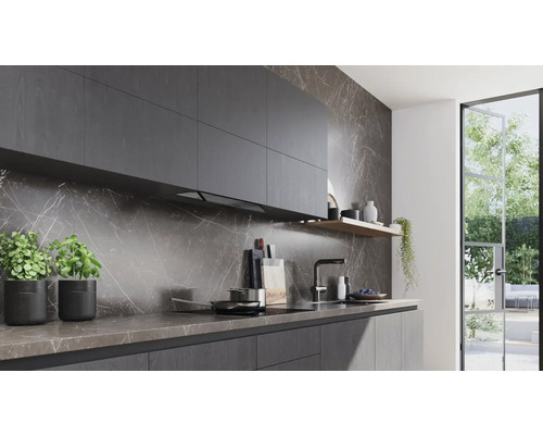 Moderne Küche mit dunklen Schränken, Marmorwand und Edelstahlarmatur