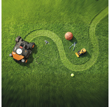 Scène avec robot tondeuse, tracteur jouet, ballon de basket, balle de tennis, sécateur, lunettes et clés sur une pelouse