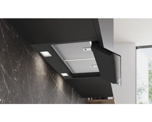 Schwarze Dunstabzugshaube in einer Küche