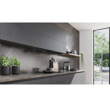 Moderne Küche mit dunklen Schränken, Arbeitsplatte und Marmor-Spritzschutz