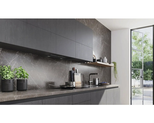 Moderne Küche mit dunklen Schränken, Arbeitsplatte und Marmor-Spritzschutz