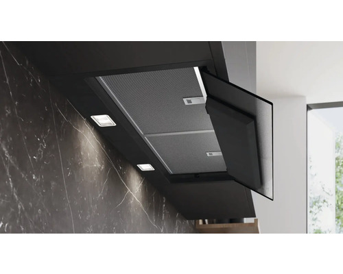 Dunstabzugshaube mit geöffneter Klappe und integrierter Beleuchtung.