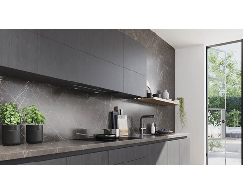 Moderne Küche mit grauen Schränken, Marmorwand und Arbeitsplatte.