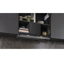 Küchenszene mit Hängeschrank und Dunstabzugshaube unter dem Schrank.