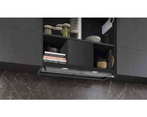 Küchenszene mit Hängeschrank und Dunstabzugshaube unter dem Schrank.