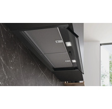 Dunstabzugshaube mit Metallfilter und Beleuchtung in einer modernen Küche.