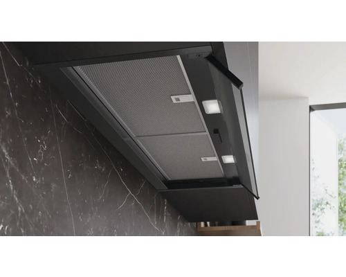 Dunstabzugshaube mit Metallfilter und Beleuchtung in einer modernen Küche.