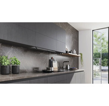 Moderne Küche mit dunklen Schränken, Marmorwand und Blick ins Grüne