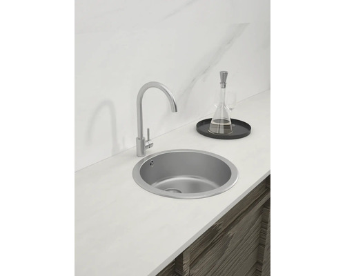 Runde Edelstahlspüle mit Wasserhahn auf einer Küchentheke