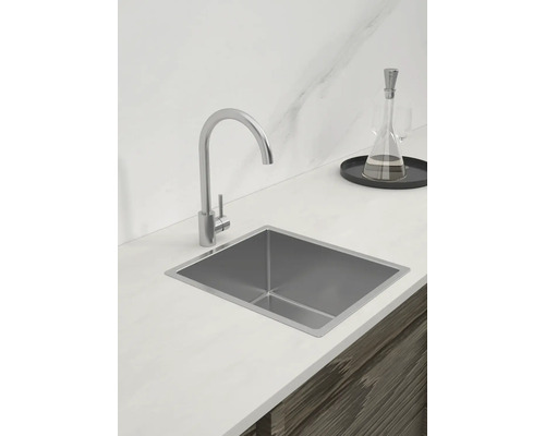Edelstahlspüle mit Wasserhahn auf einer Arbeitsplatte