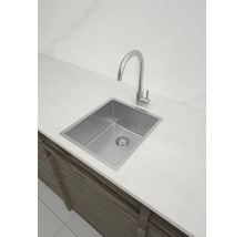 Spüle aus Edelstahl mit Wasserhahn auf einer Küchentheke