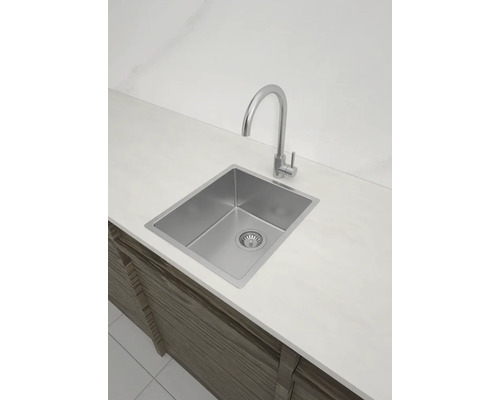 Spüle aus Edelstahl mit Wasserhahn auf einer Küchentheke