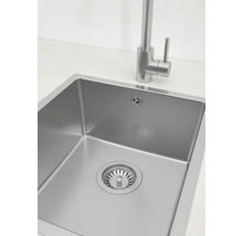 Spüle aus Edelstahl mit Wasserhahn