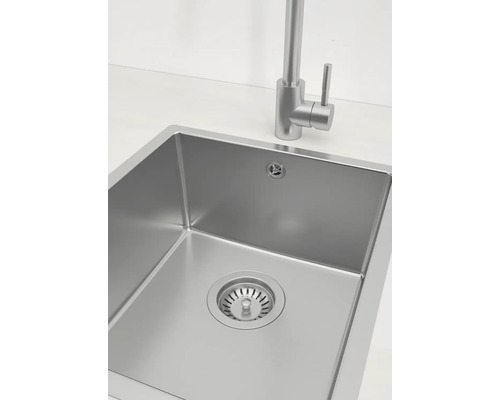 Spüle aus Edelstahl mit Wasserhahn