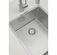 Spüle aus Edelstahl mit Wasserhahn
